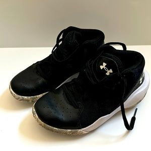 Under Armour black size 1.5Y